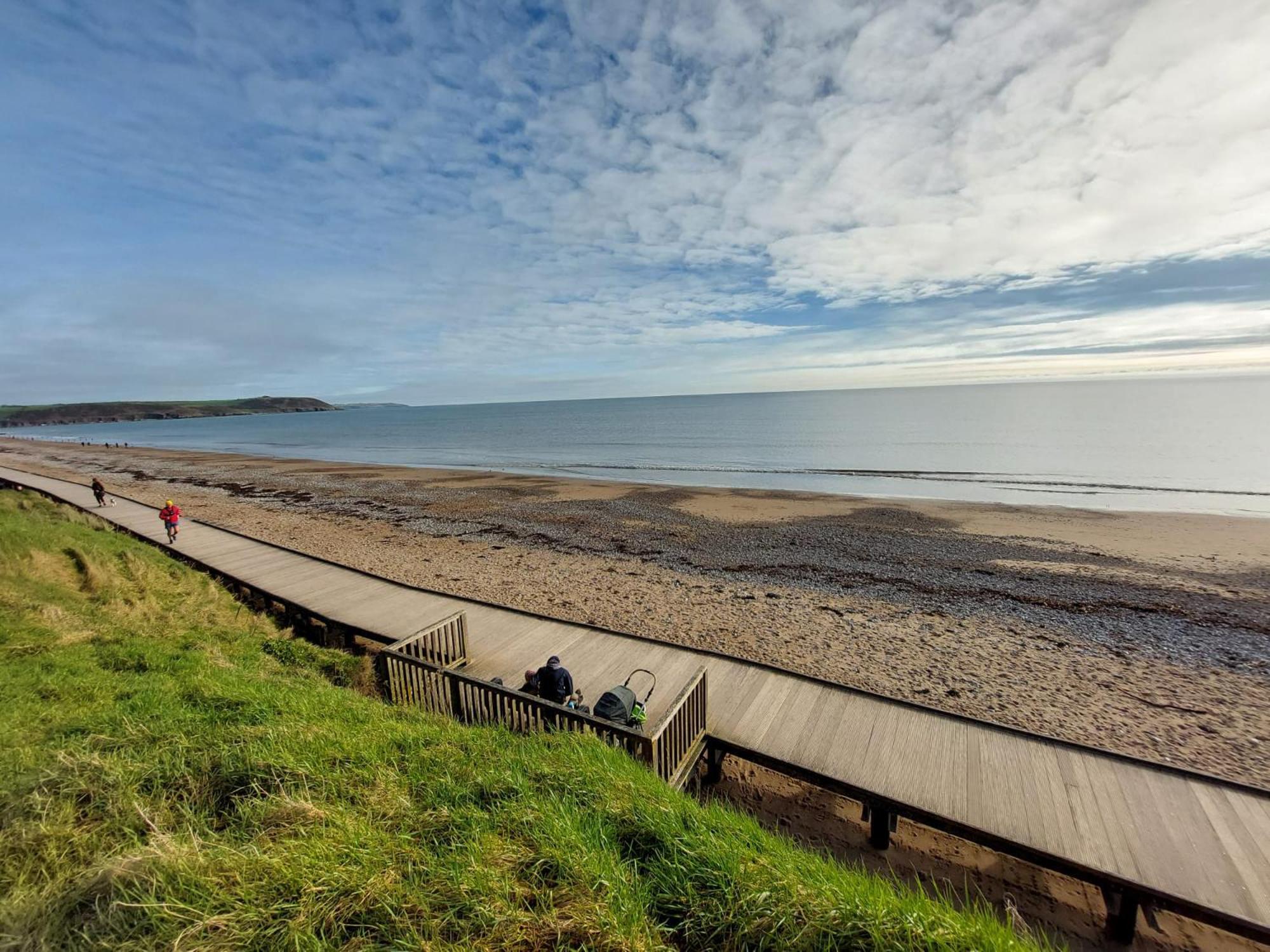 Happy Sandy Feet: Cozy Seaside Retreat in Youghal Exterior photo