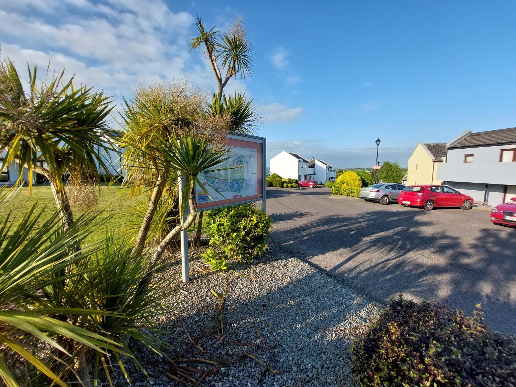 Happy Sandy Feet: Cozy Seaside Retreat in Youghal Exterior photo