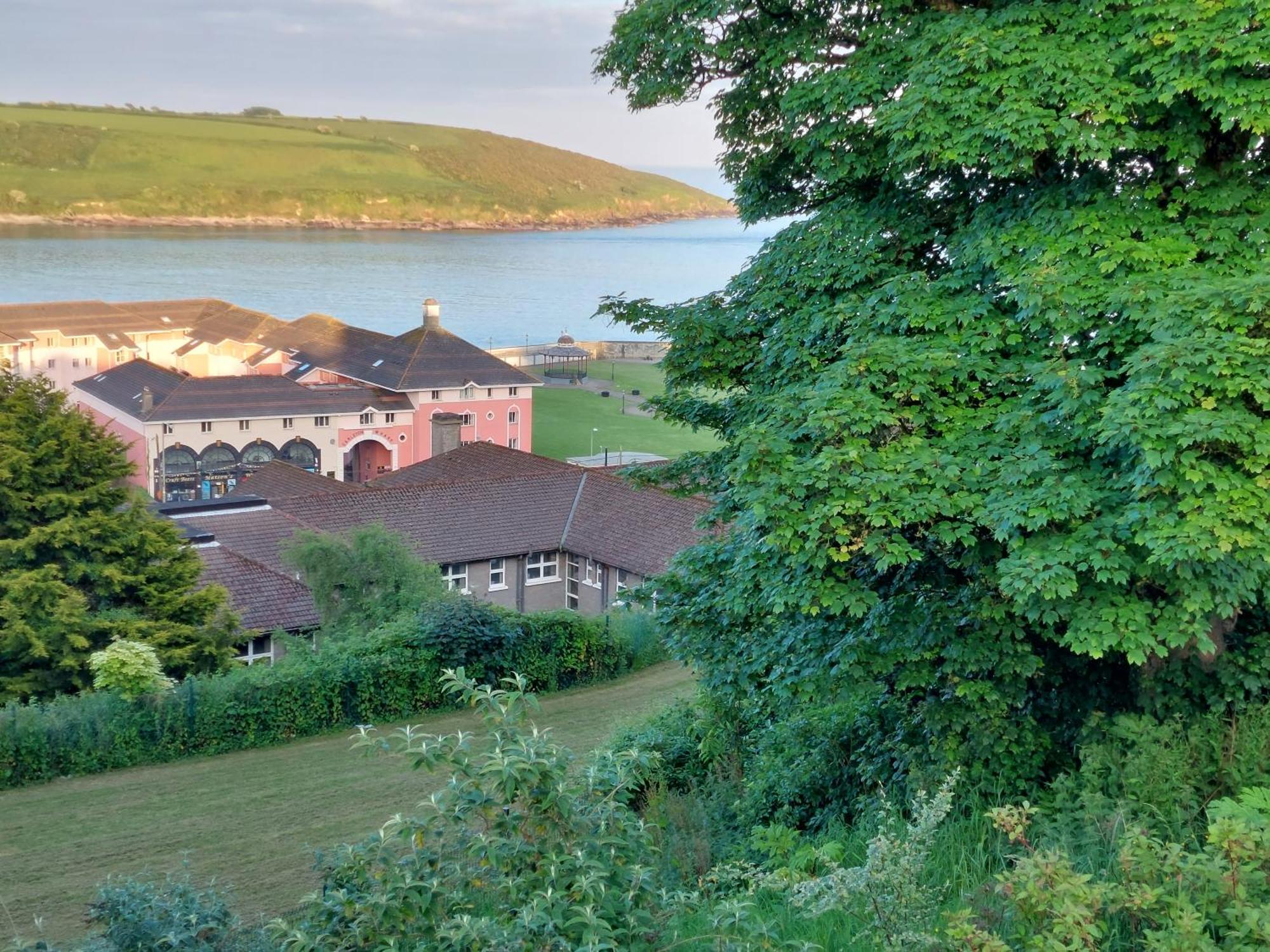 Happy Sandy Feet: Cozy Seaside Retreat in Youghal Exterior photo