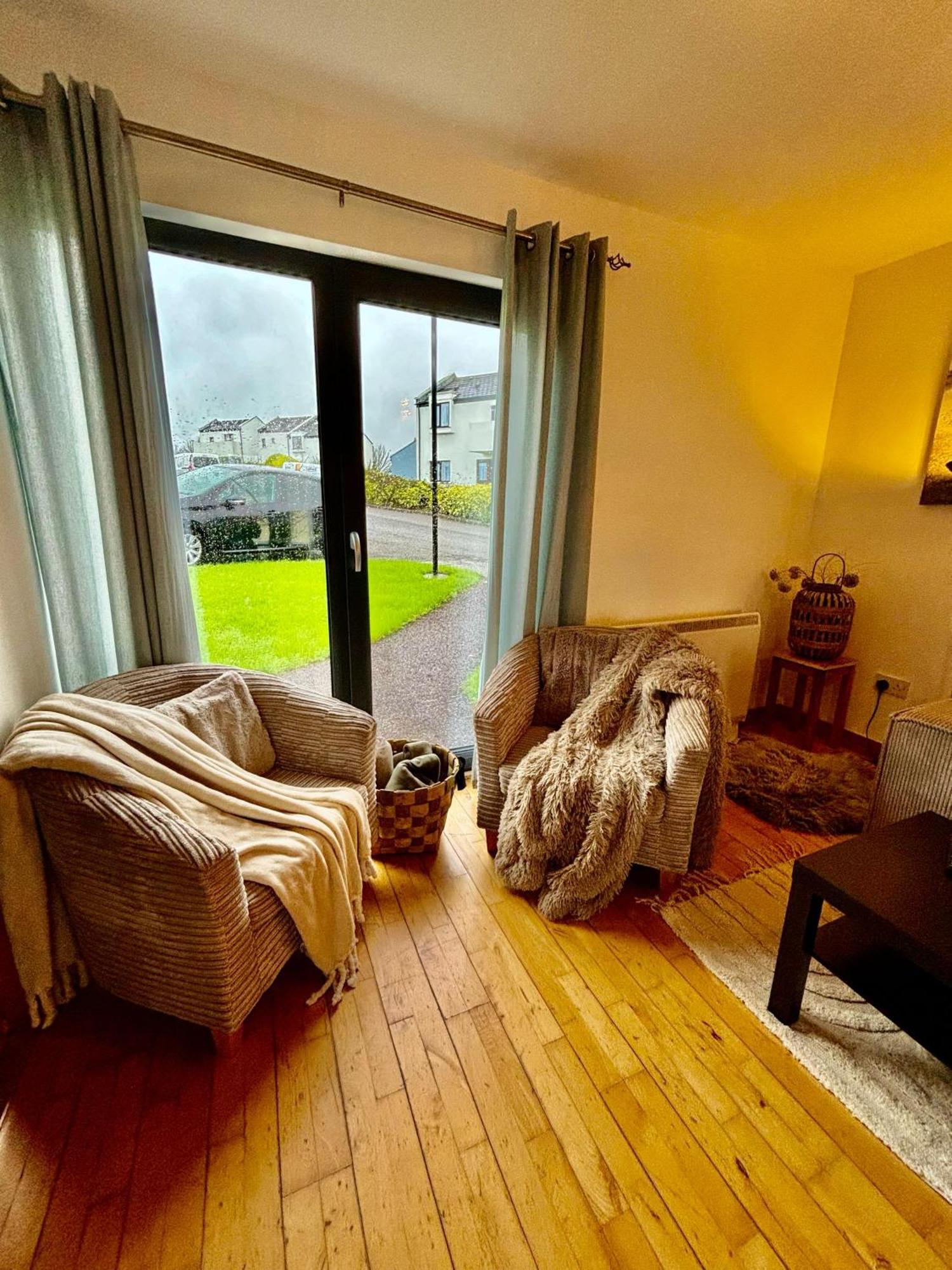 Happy Sandy Feet: Cozy Seaside Retreat in Youghal Exterior photo